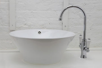 évier vasque de salle de bain sur meuble restauré