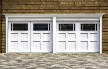 Obraz na płótnie Canvas Dwa samochód drewniany garaż