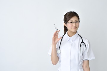 注射器を持つナース