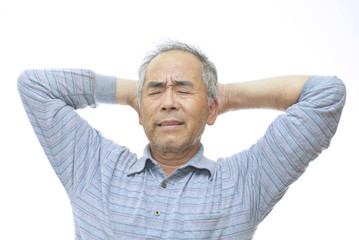 頭を抱える男性