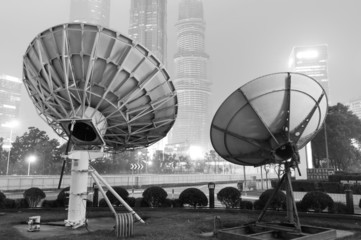 Obraz premium Night, Shanghai's skyscrapers and satellite antenna.