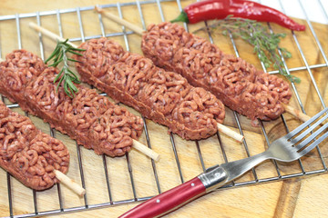 brochettes de viande hachée