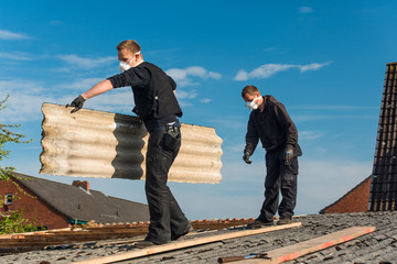 Dachdecker bei der Sanierung 1566