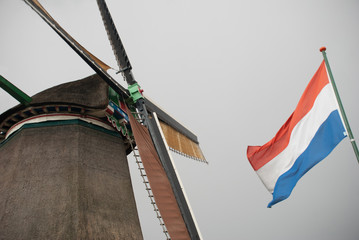 Holländische Windmühle mit niederländischer Flagge