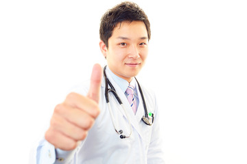 ガッツポーズの医師