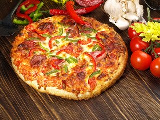 Pizza mit Schinken, Salami und Paprika