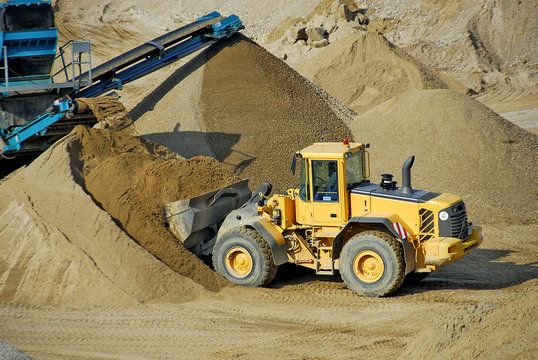 Radlader im Kieswerk 397