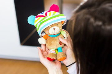 Teddy mit einer Mütze in Händen