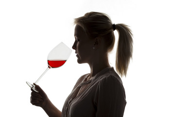 Frau mit Rotwein im Weinglas © Gina Sanders