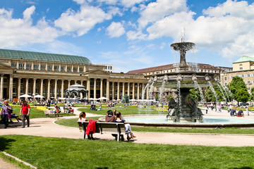 Schlossplatz Stuttgart mit Brunnen im Sommer