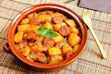 Cazuela de patatas a la riojana