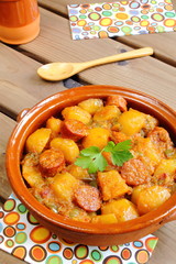Ración de patatas a la riojana