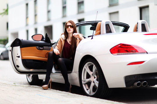 junge Frau im Cabrio