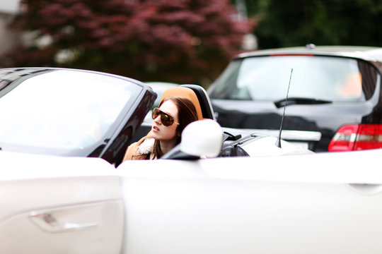 junge Frau im Cabrio