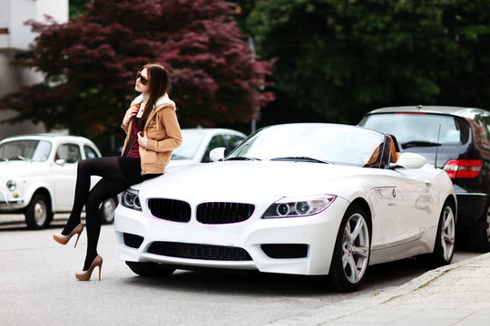 junge Frau mit Cabrio