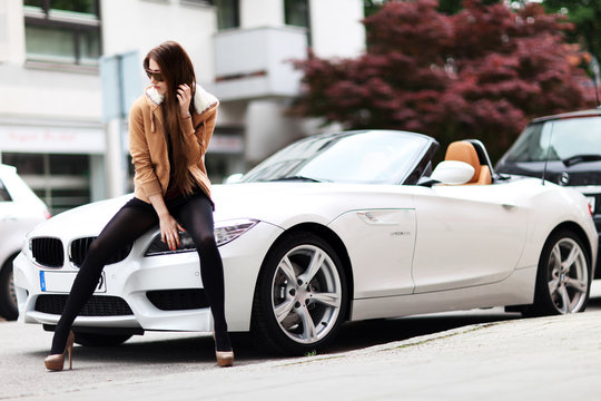 junge Frau mit Cabrio