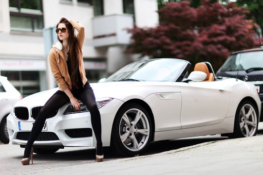 junge Frau mit Cabrio