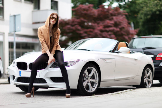junge Frau mit Cabrio
