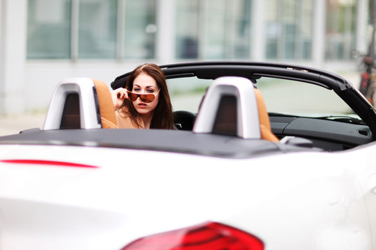 junge Frau im Cabrio