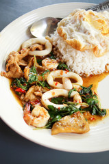 Thai food : the spicy basil