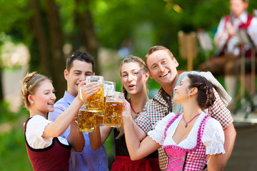 Im Biergarten - Freunde trinken Bier in Bayern