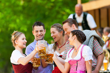 Im Biergarten - Freunde trinken Bier in Bayern