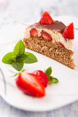 Erdbeerkuchen - Kuchenstück auf Teller