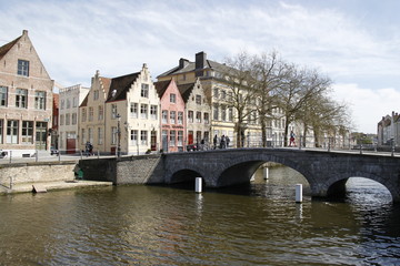 Naklejka premium Pont sur un canal à Bruges, Belgique 