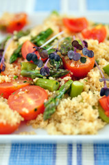 Couscous Salat mit Spargel und Tomaten