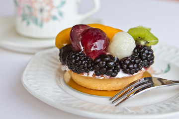 Mini fruit tart with tea