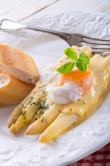 Asparagus with sauce