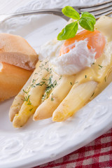 Asparagus with sauce