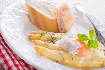 Asparagus with sauce
