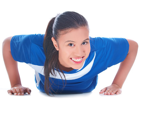 mädchen macht liegestütze