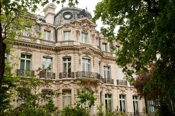 Immeuble parisien ombragé