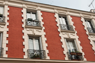 Immeuble parisien en briques rouges
