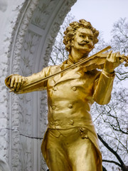 Johan Strauss stutue in Vienna © dvad