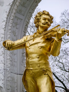 Johan Strauss stutue in Vienna