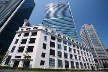 JPタワーと丸の内の高層ビル街