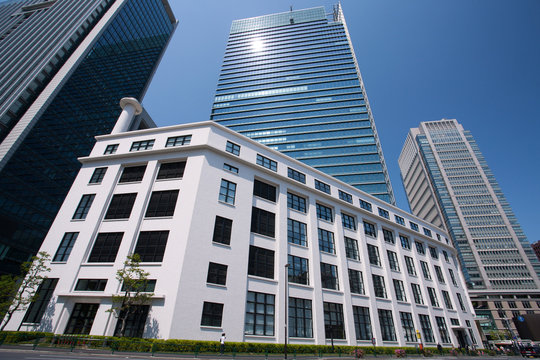 JPタワーと丸の内の高層ビル街