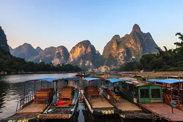 Gordijnen Tourist boats at the Li river , China © pwollinga