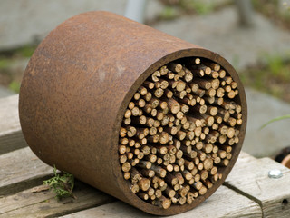 Gartendeko aus Eisen und Stöcken