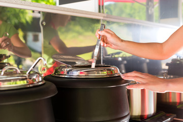 Junge Angestellte einer Imbissbude