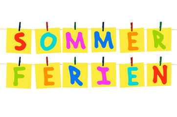 Gelbe Notizzettel: „Sommerferien“ hängen an Wäscheklammern