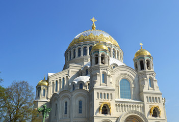 Fototapeta na wymiar Naval cathedral in Kronstadt