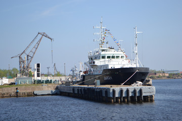 Naklejka premium Ship on the pier in Kronstadt