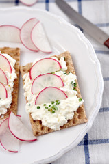 Knäckebrot mit Frischkäse und Radieschen
