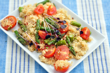 Couscous Salat mit Spargel und Tomaten