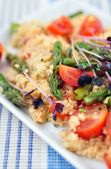 Couscous Salat mit Spargel und Tomaten