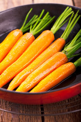 Karotten in Pfanne dünsten